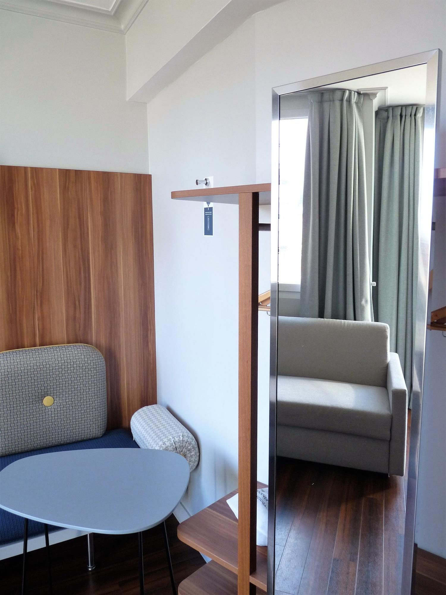 Atrium 3*